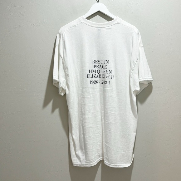 GILDAN Women’s White Graphic Tee QUEEN ELIZABETH II RECOLLECTIONS MAY VARY Sz XL - Picture 3 of 6